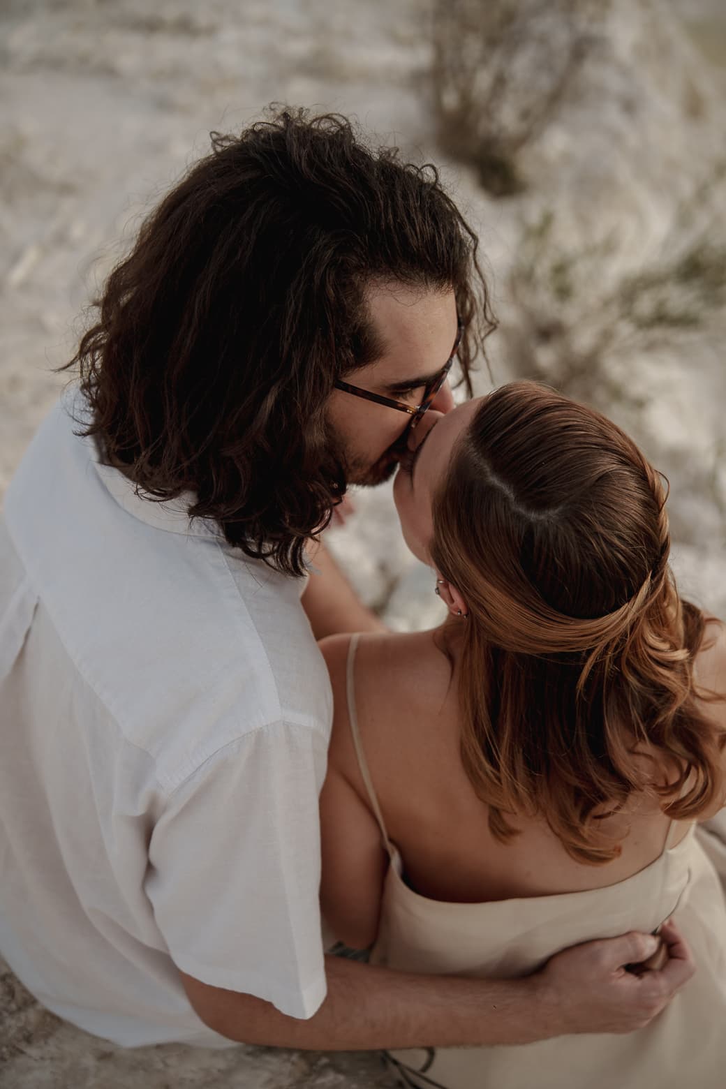 Letícia e Bruno se beijando, em close